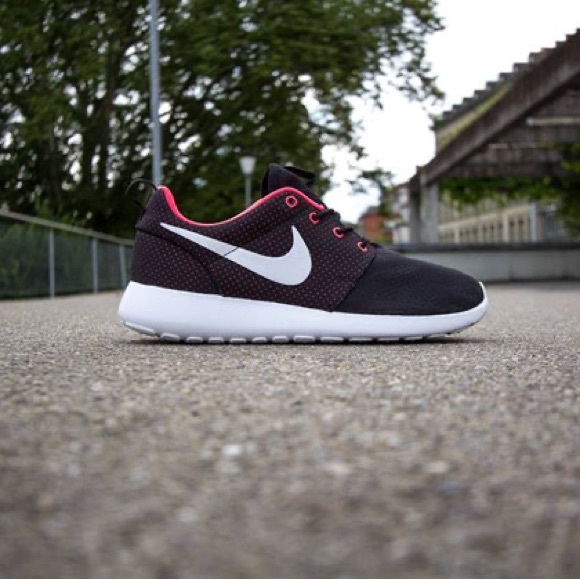 nib NIKE Original Edition (2014) Roshe Run in Black/White Hyper-Punch - Size 12 - Picture 3 of 14